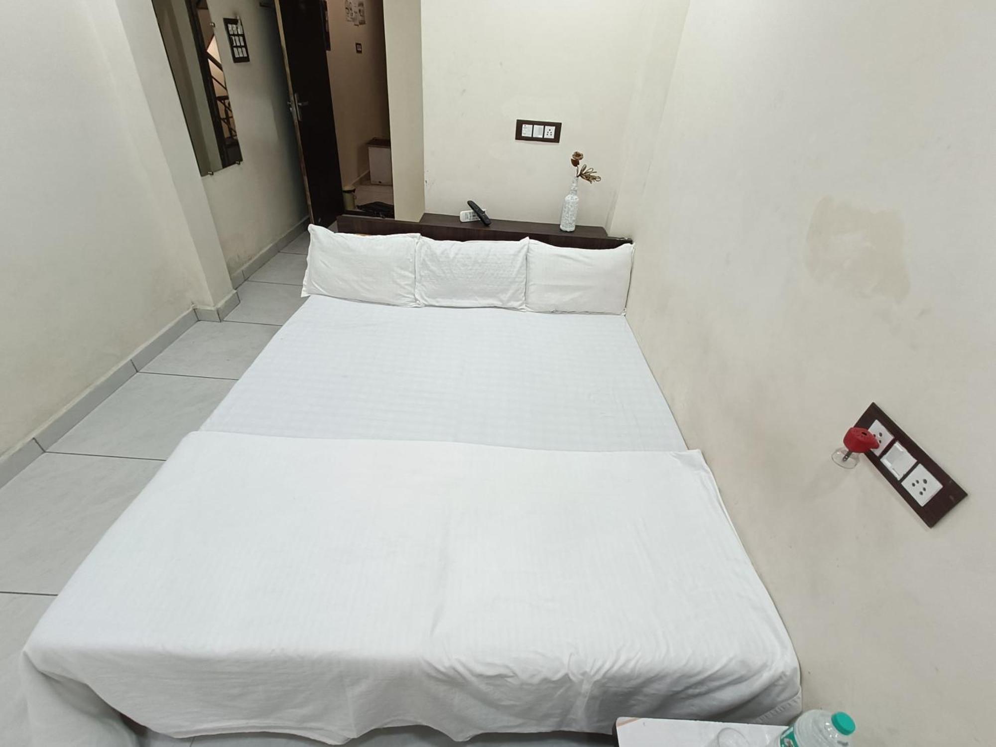 Treebo Yatri Grah Kshipra T Hotel Удджайн Экстерьер фото