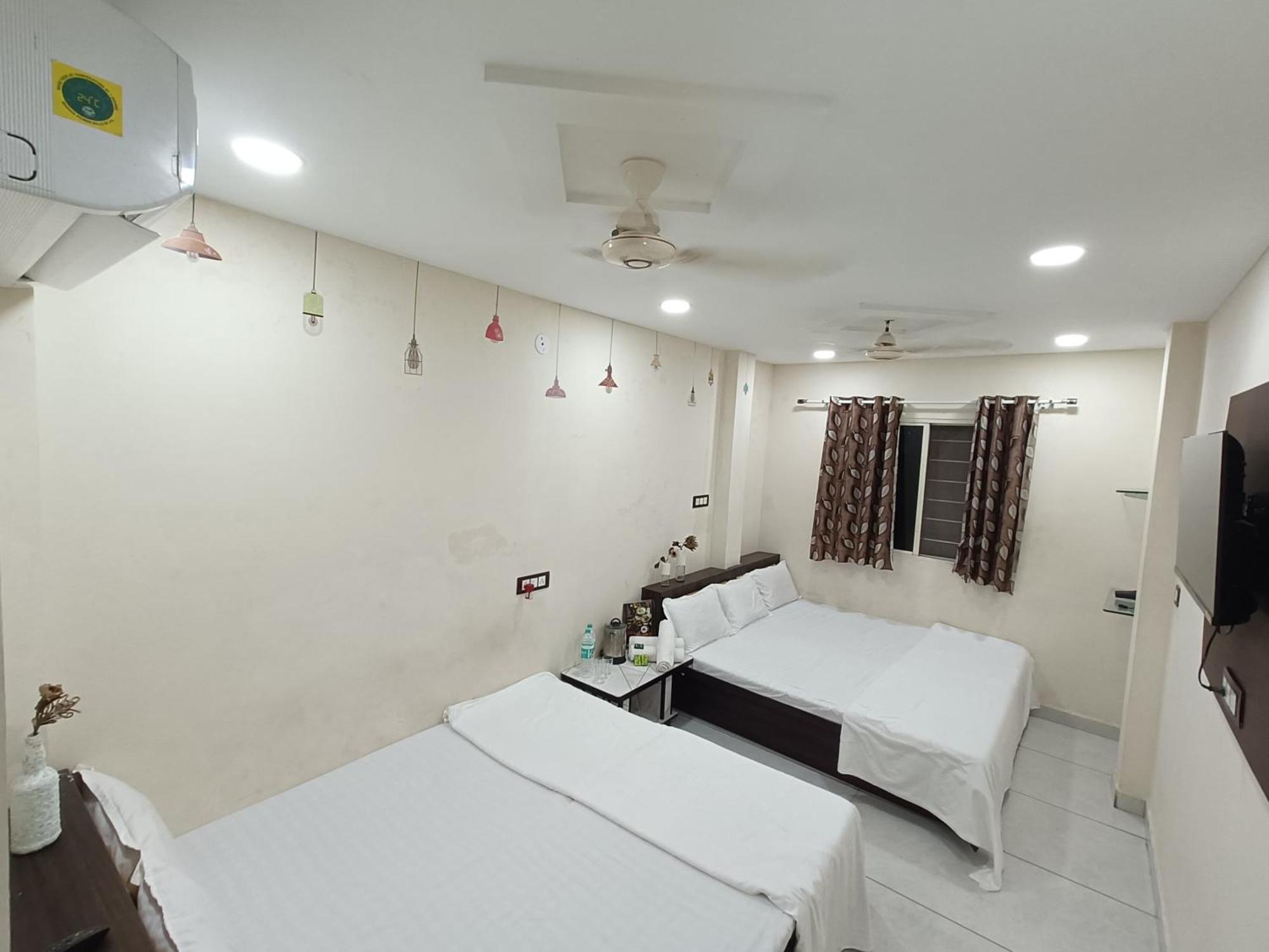 Treebo Yatri Grah Kshipra T Hotel Удджайн Экстерьер фото