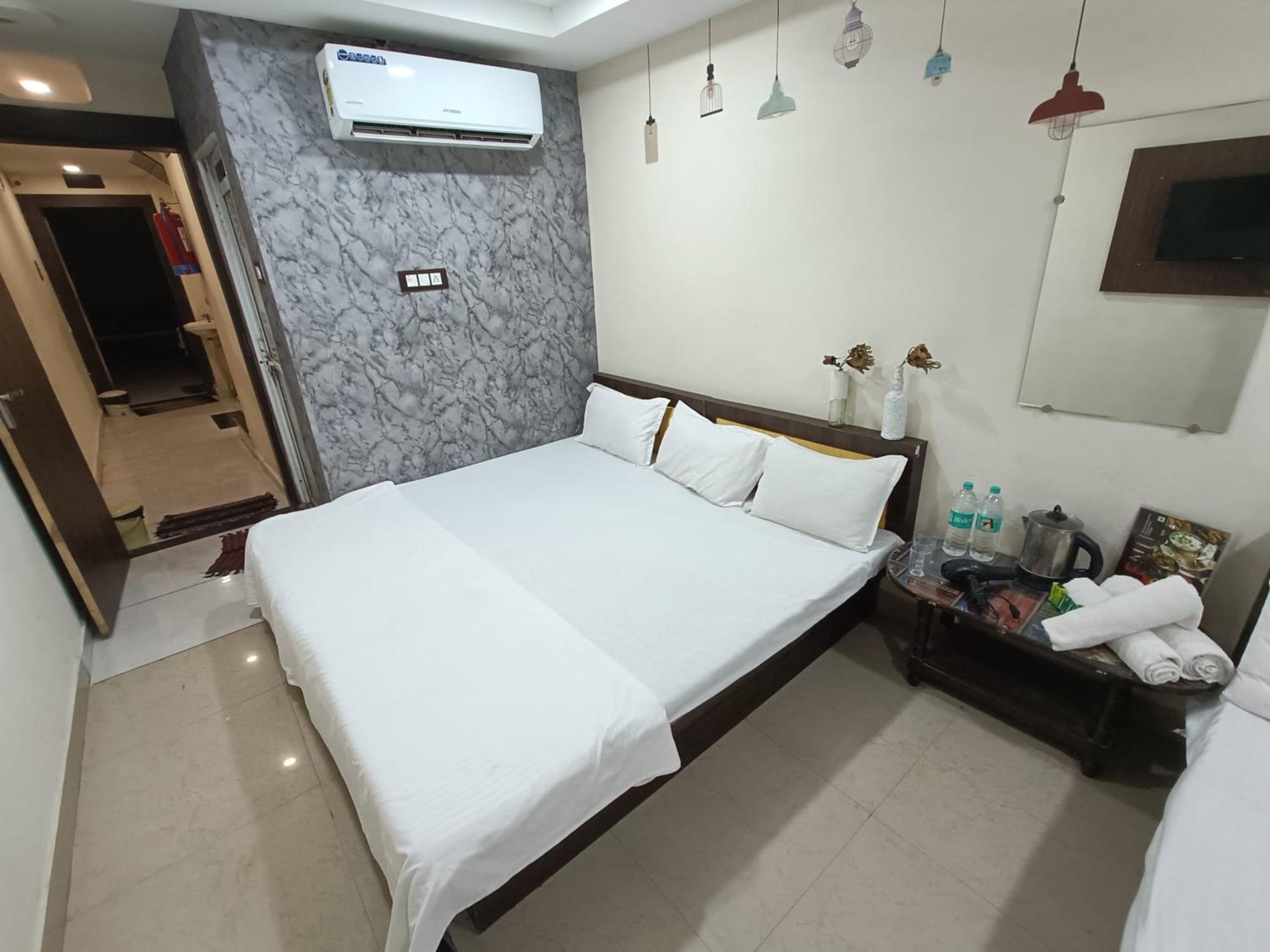 Treebo Yatri Grah Kshipra T Hotel Удджайн Экстерьер фото