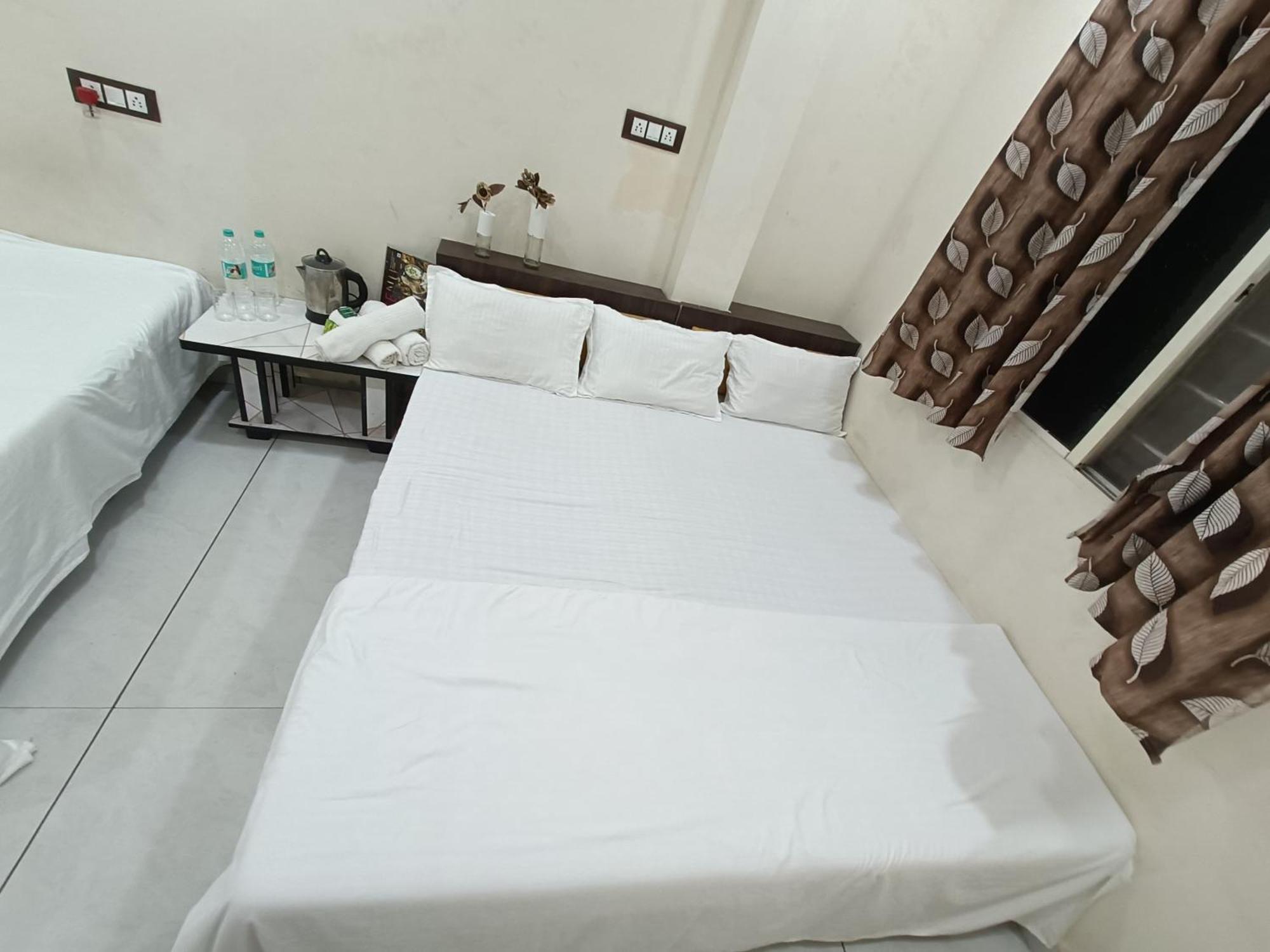Treebo Yatri Grah Kshipra T Hotel Удджайн Экстерьер фото