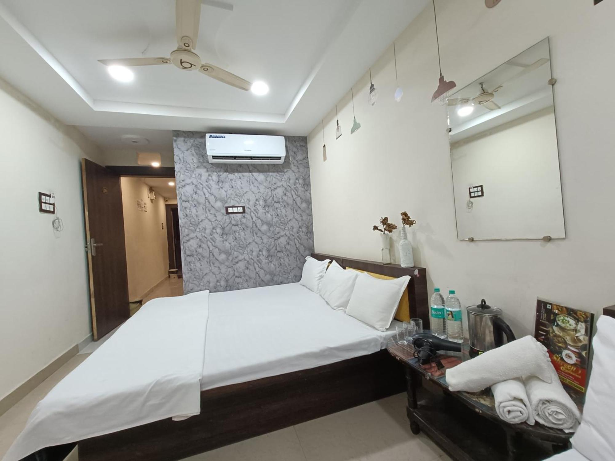 Treebo Yatri Grah Kshipra T Hotel Удджайн Экстерьер фото