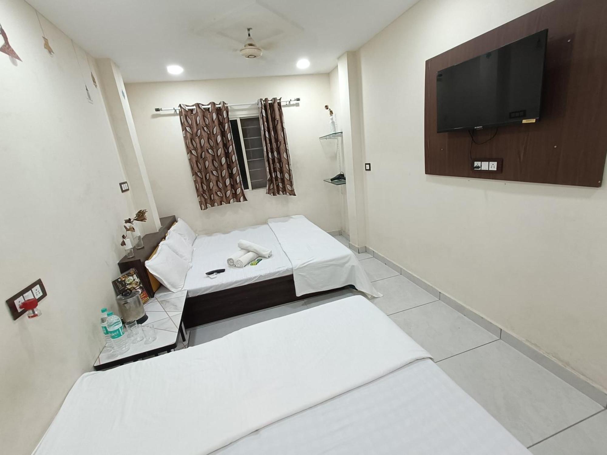 Treebo Yatri Grah Kshipra T Hotel Удджайн Экстерьер фото