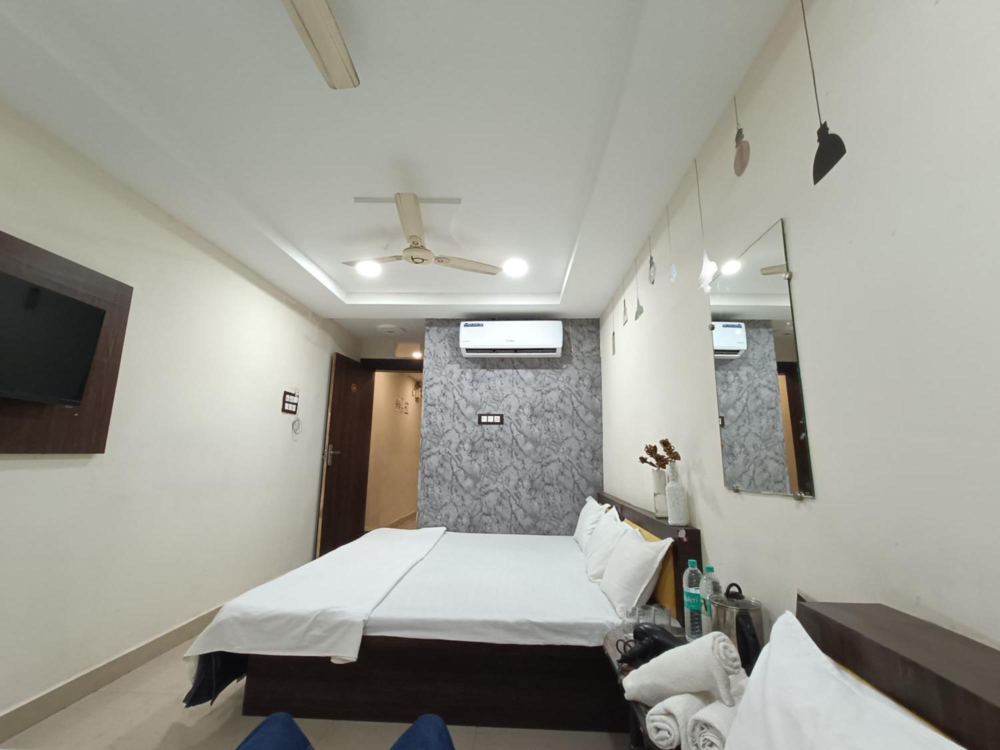 Treebo Yatri Grah Kshipra T Hotel Удджайн Экстерьер фото