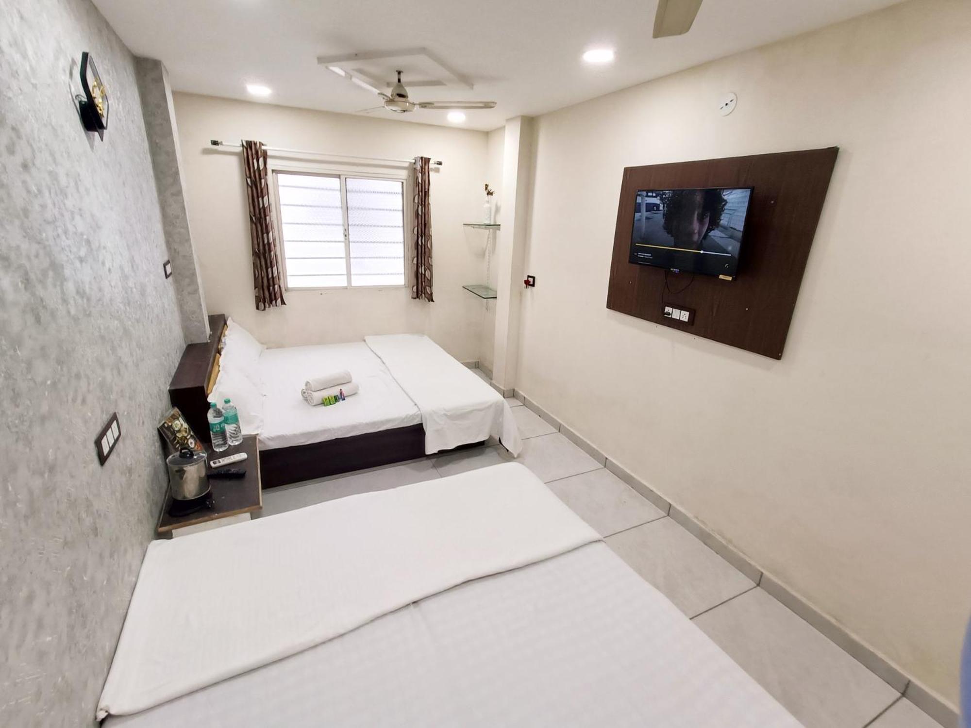 Treebo Yatri Grah Kshipra T Hotel Удджайн Экстерьер фото
